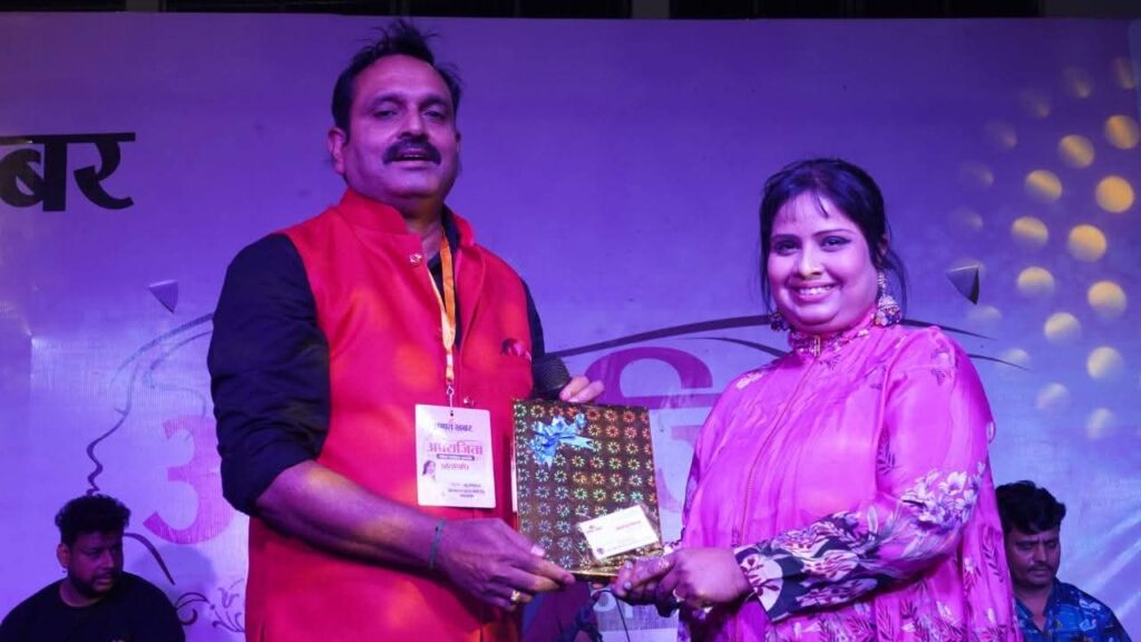 বিয়ে না করেই মা হলেন ভোজপুরী গায়িকা দেবী