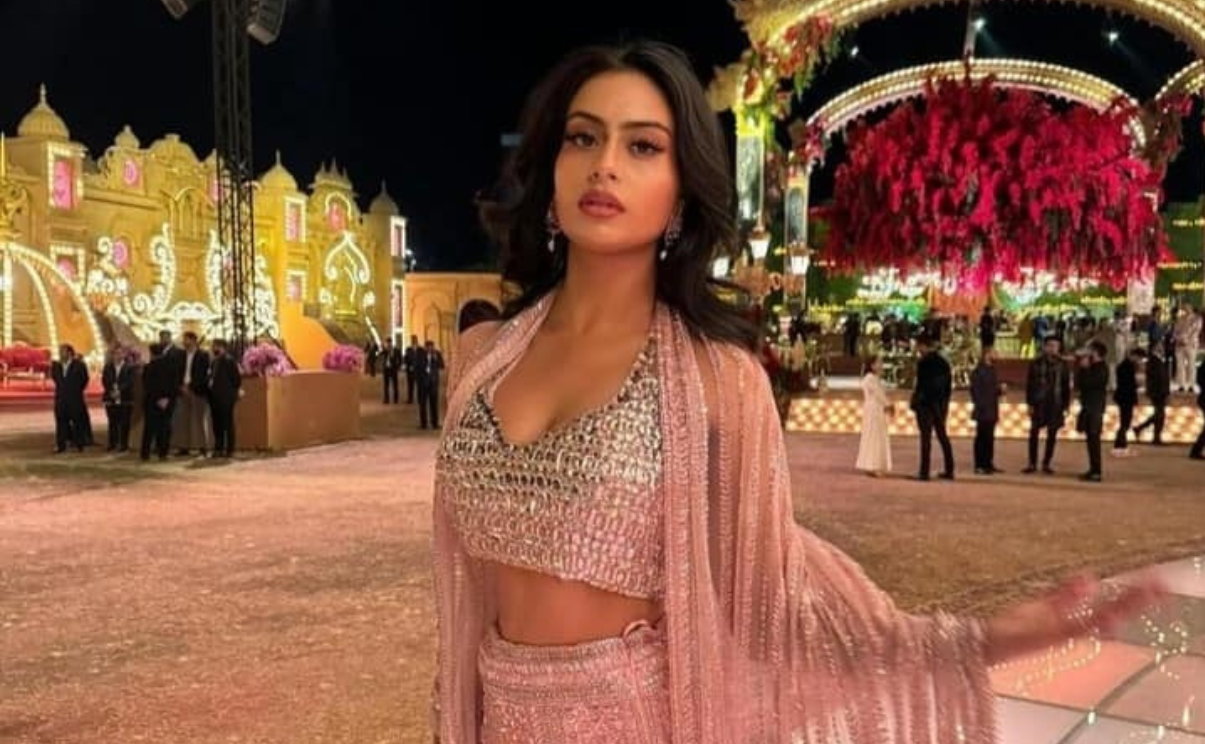 Nysa Devgan new look : Durga puja 2025 : Nysa devgan new controversy